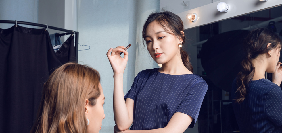 你将进入稀缺的人才,高薪就业的时尚圈.大媒体、各电视台、文化艺术单位、广告公司、影视公司在向你招手。不但可以找到一份好工作,自我形象气质360大变样.